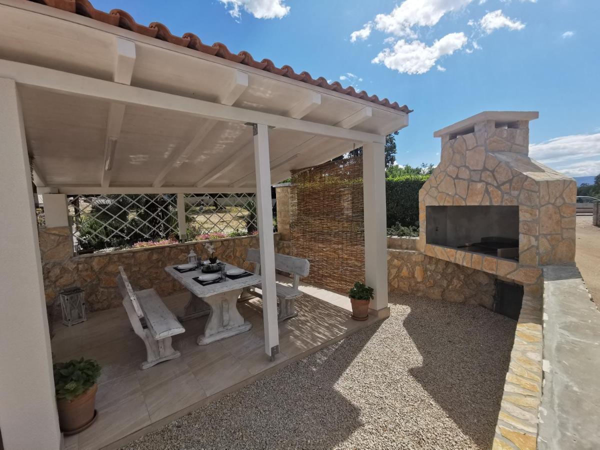 Apartments Lea With Pool مالينسكا المظهر الخارجي الصورة