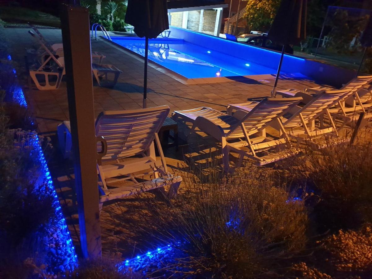 Apartments Lea With Pool مالينسكا المظهر الخارجي الصورة