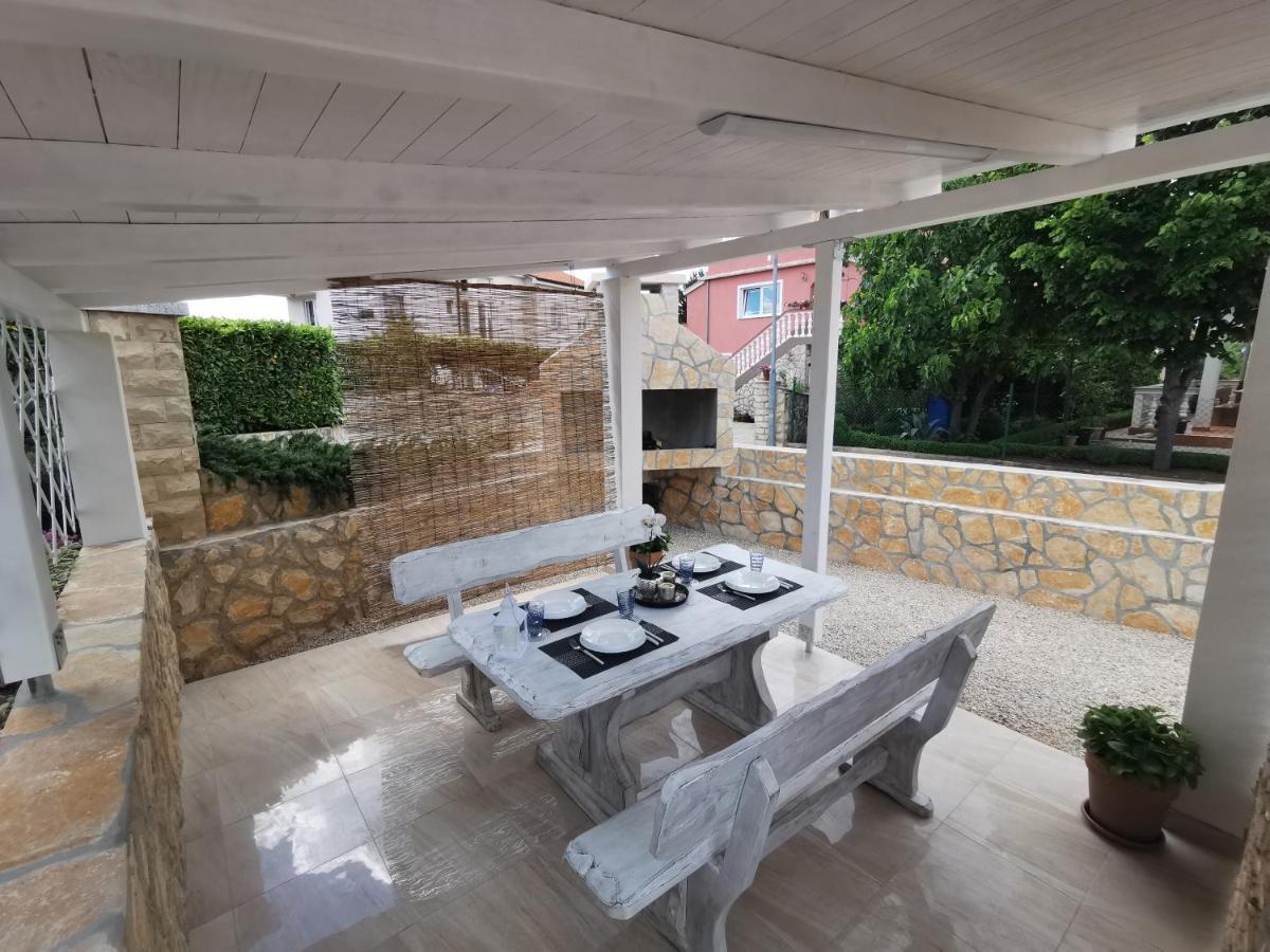 Apartments Lea With Pool مالينسكا المظهر الخارجي الصورة