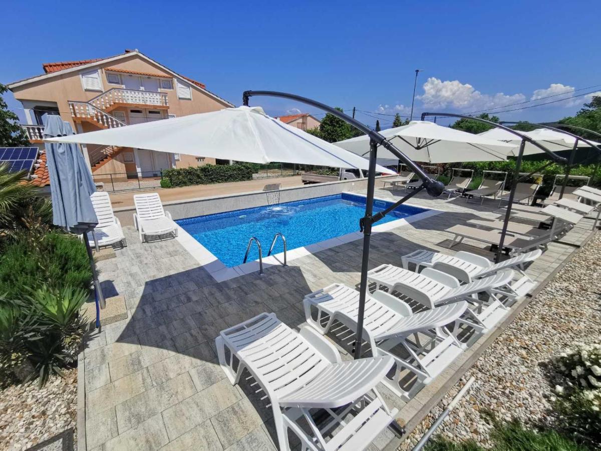 Apartments Lea With Pool مالينسكا المظهر الخارجي الصورة