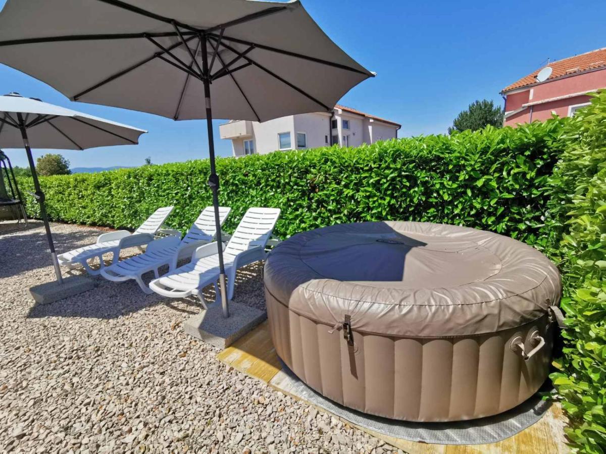 Apartments Lea With Pool مالينسكا المظهر الخارجي الصورة