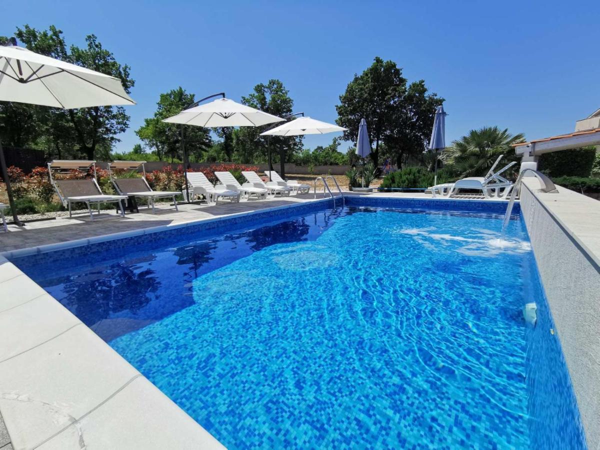Apartments Lea With Pool مالينسكا المظهر الخارجي الصورة
