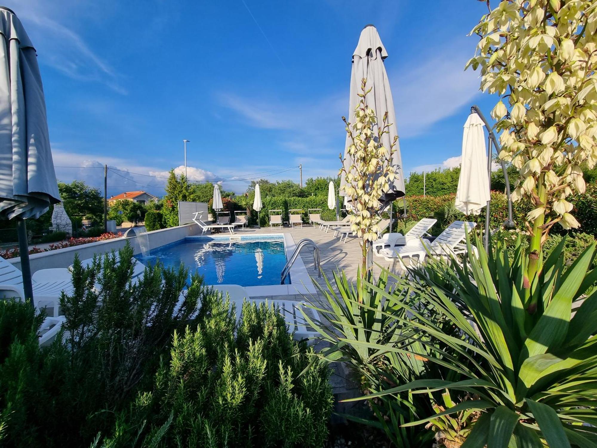 Apartments Lea With Pool مالينسكا المظهر الخارجي الصورة